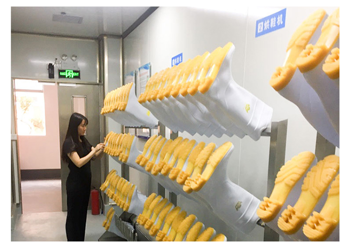不锈钢烘靴架在中央厨房更衣室的应用